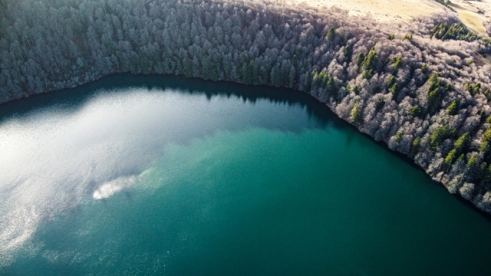 Le lac Pavin vu depuis un drone